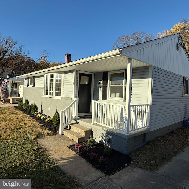 manufactured / mobile home featuring a porch