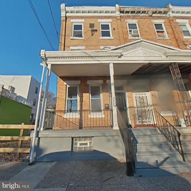 townhome / multi-family property featuring covered porch