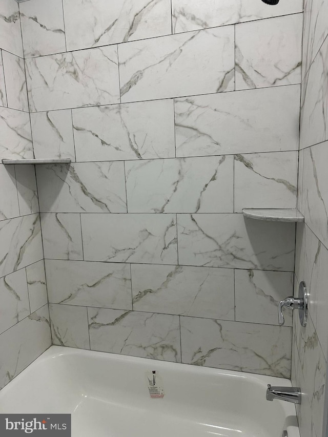 bathroom featuring tiled shower / bath combo