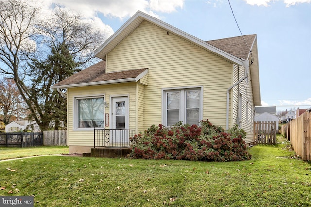 view of front of property with a front yard