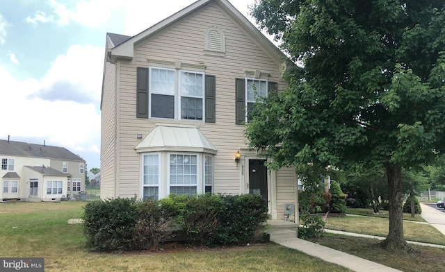 view of front facade with a front yard