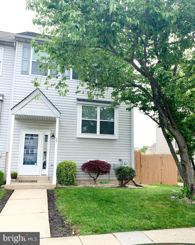 view of front of home featuring a front yard