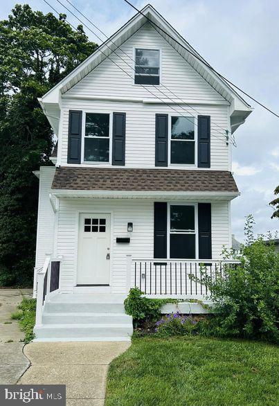 view of front of property featuring a front yard