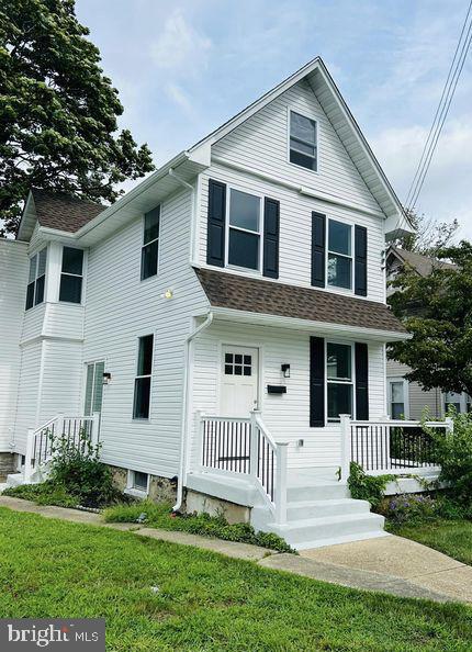 view of front of property with a front lawn