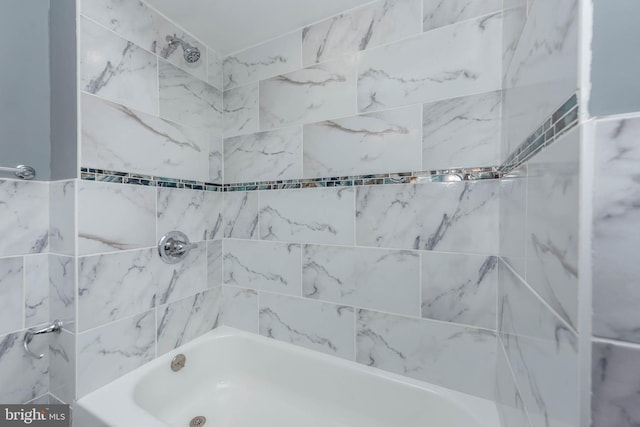 bathroom with tiled shower / bath combo