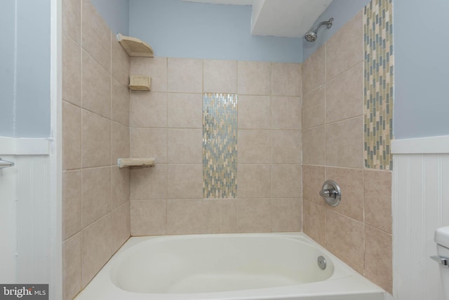 bathroom featuring tiled shower / bath