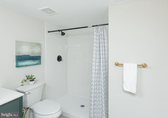 bathroom featuring a shower with curtain, vanity, and toilet