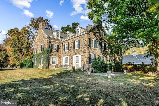 view of front facade with a front lawn