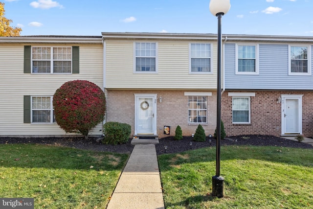 multi unit property featuring a front yard