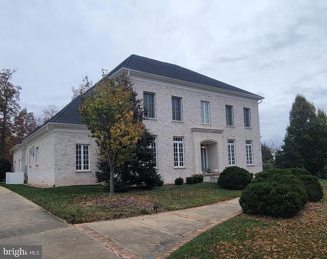 view of front of home featuring a front lawn