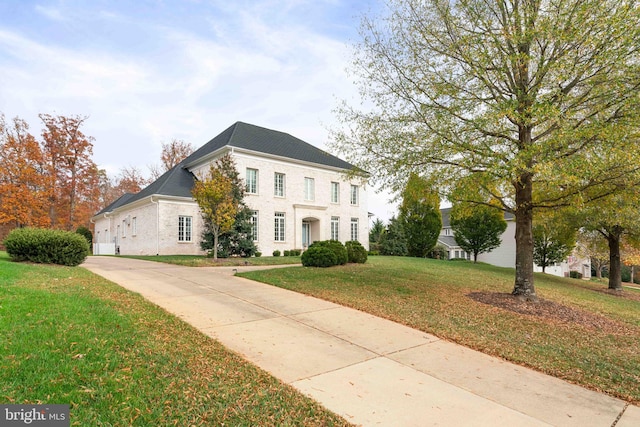 view of front of property featuring a front lawn