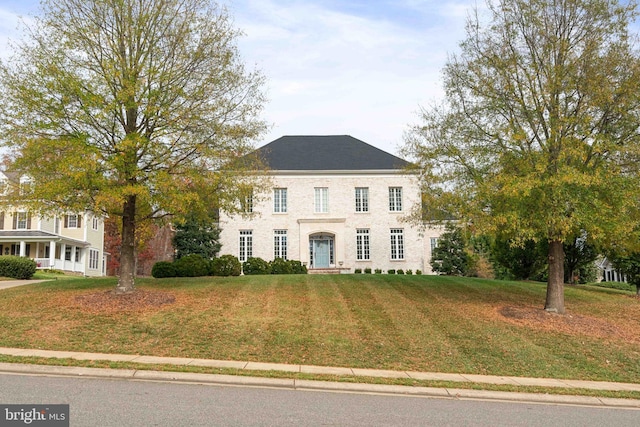 colonial home featuring a front yard