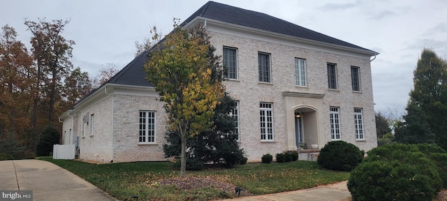 view of front facade featuring a front yard