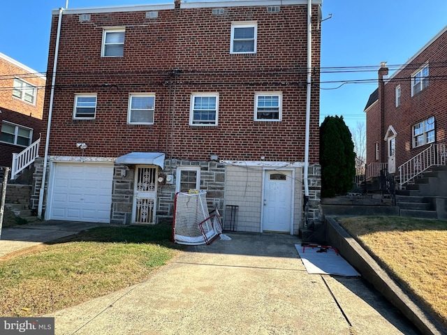 view of front of house featuring a front yard and a garage