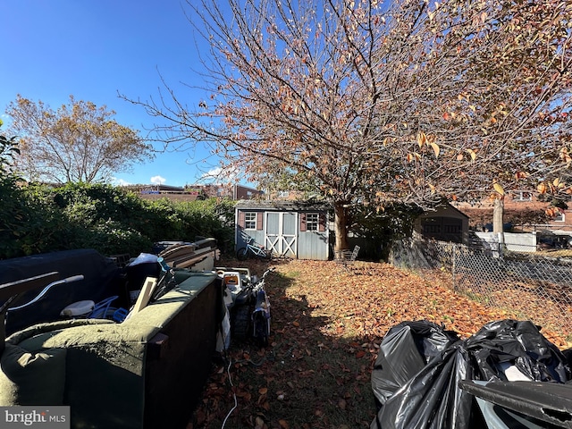 view of yard featuring a shed