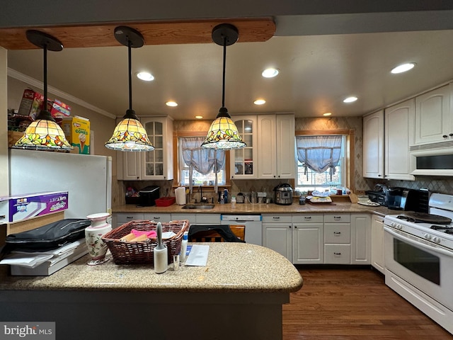 kitchen featuring sink, decorative light fixtures, white cabinetry, white appliances, and ornamental molding