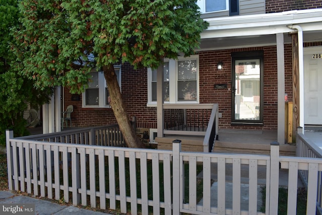 property entrance featuring a porch