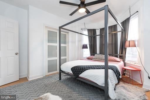 bedroom with ceiling fan