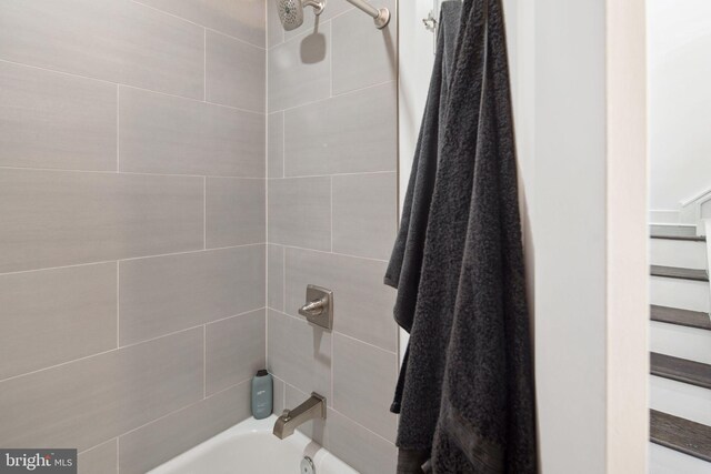 bathroom with tiled shower / bath combo