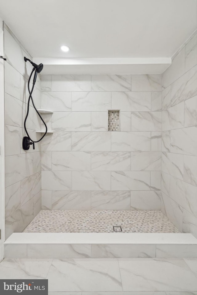 bathroom featuring a tile shower