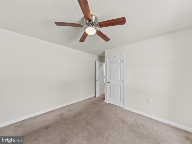 unfurnished room with light carpet and ceiling fan