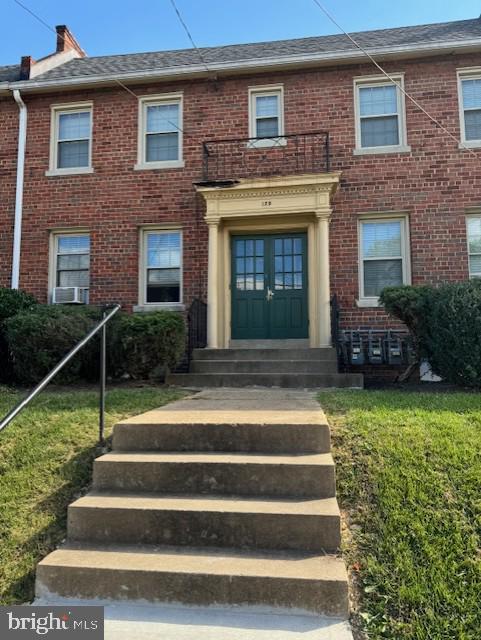 townhome / multi-family property featuring a front yard