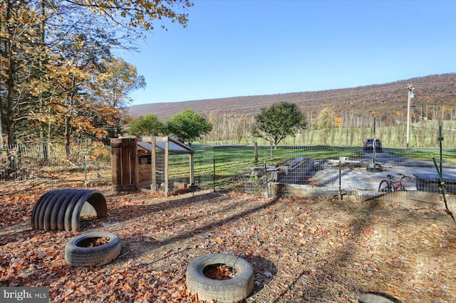 view of yard with a mountain view