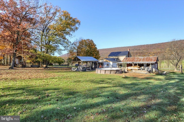 view of yard featuring a mountain view