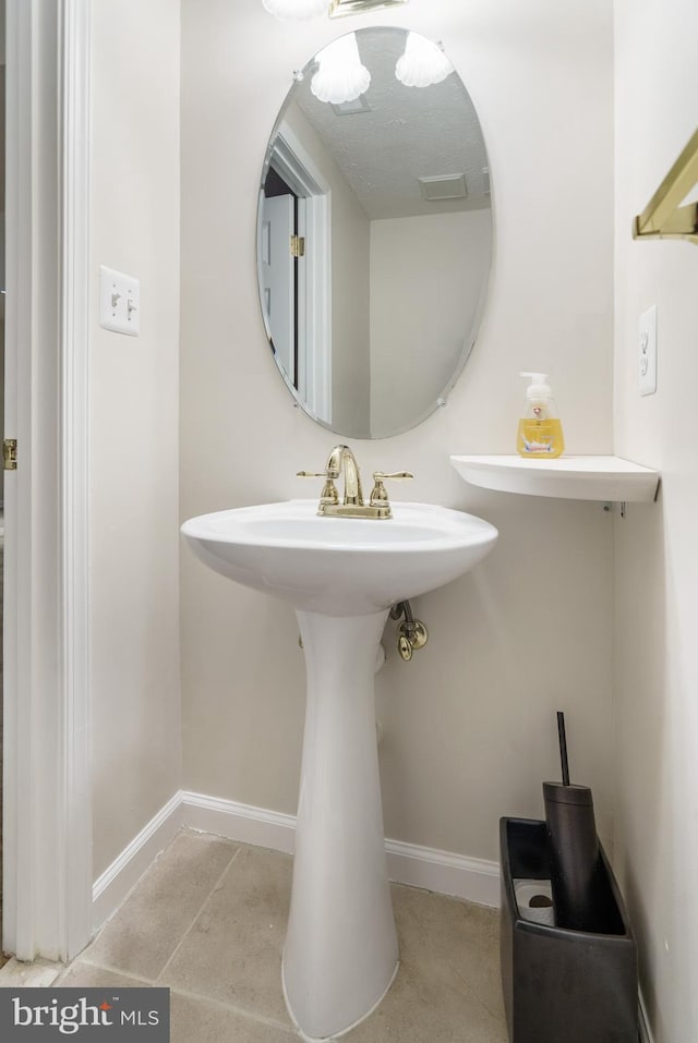 bathroom featuring sink