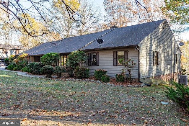 view of front of property featuring a front lawn and cooling unit