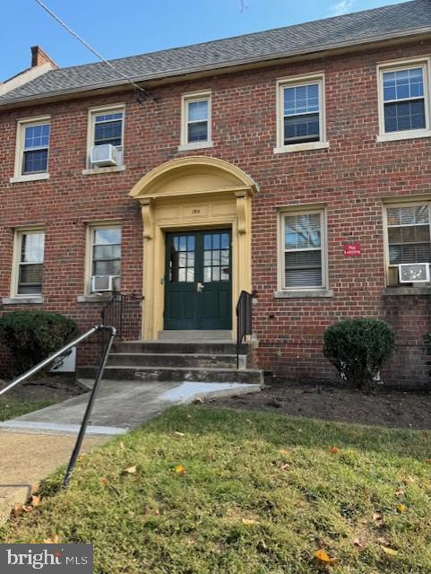 townhome / multi-family property featuring cooling unit