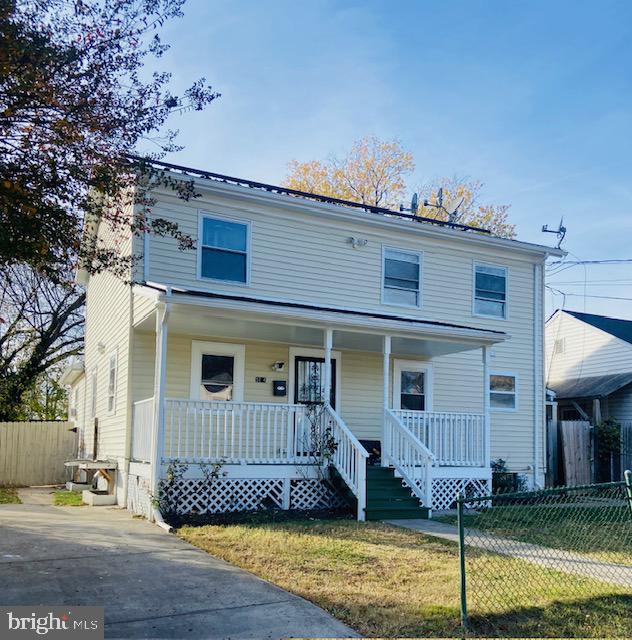 view of front of home with covered porch and a front yard