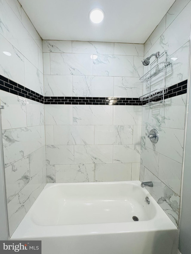 bathroom featuring tiled shower / bath combo