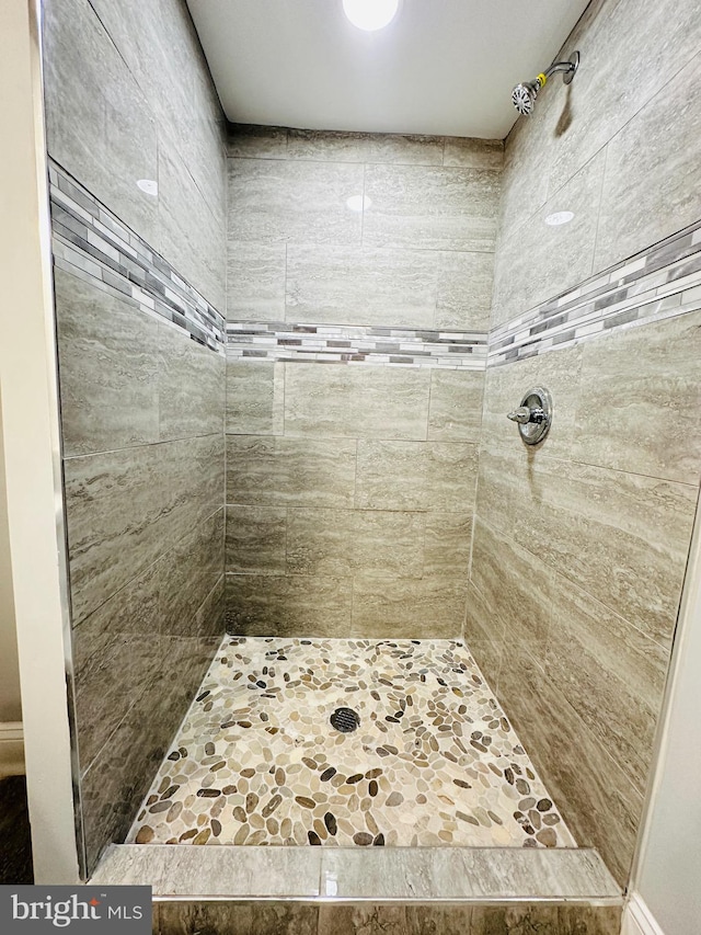 bathroom featuring a tile shower