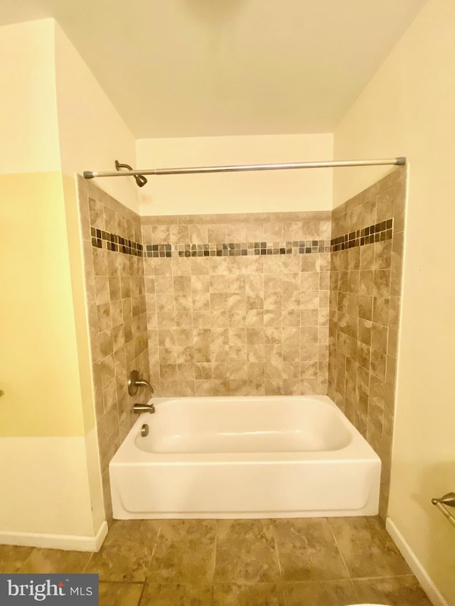 bathroom featuring tiled shower / bath