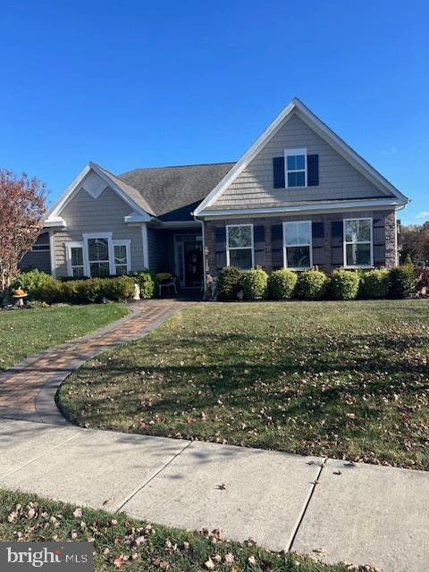 view of front facade featuring a front lawn