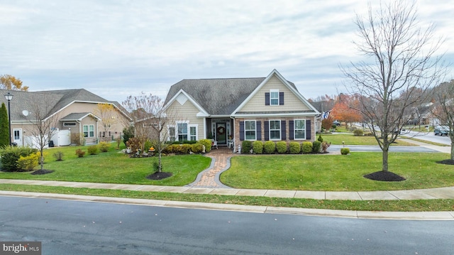 view of front of house featuring a front lawn