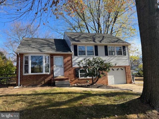 view of front of property featuring a garage and a front yard