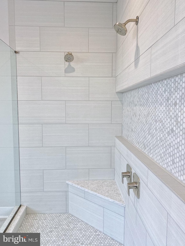 bathroom featuring tiled shower