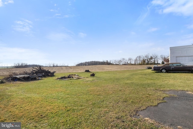 view of yard featuring a rural view