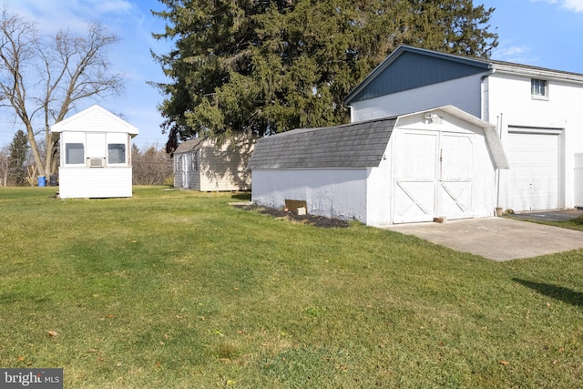 view of yard featuring a storage shed