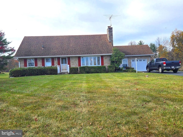 view of front of home featuring a front yard and a garage