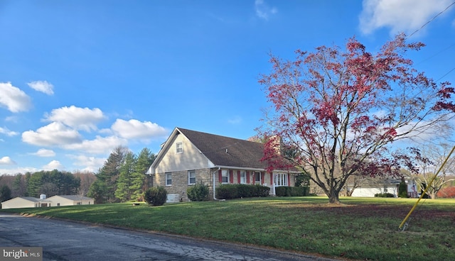 view of front of property featuring a front yard