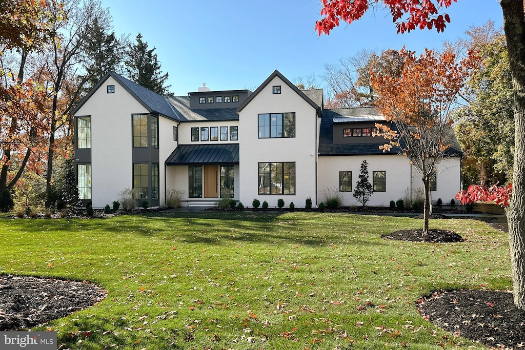 back of house featuring a lawn