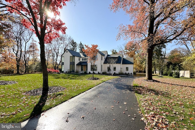 view of front of house featuring a front lawn