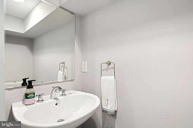 bathroom featuring sink