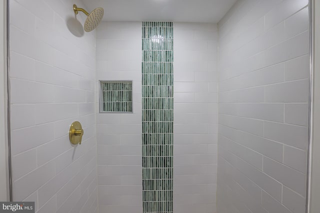 bathroom featuring a tile shower