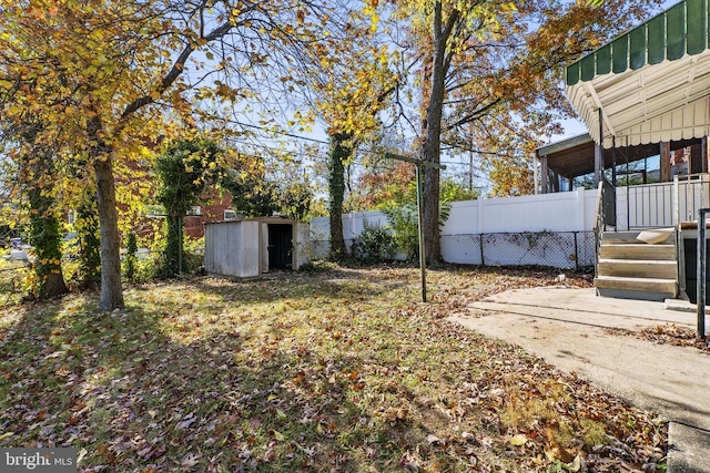 view of yard featuring a storage unit