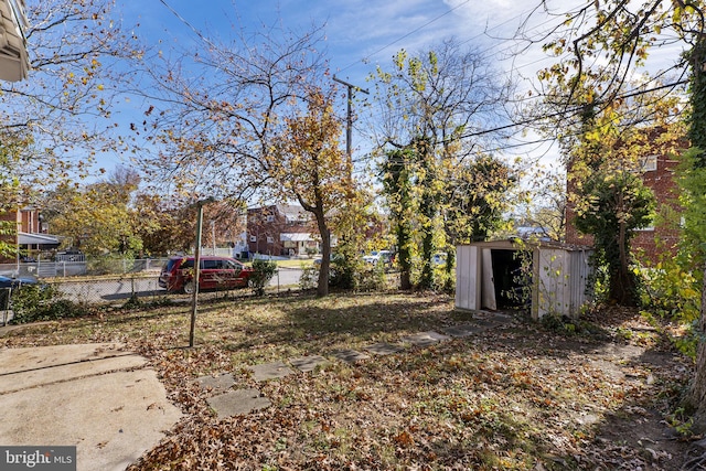 view of yard featuring a storage unit