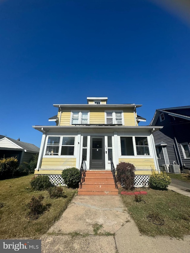 view of front of property featuring a front lawn